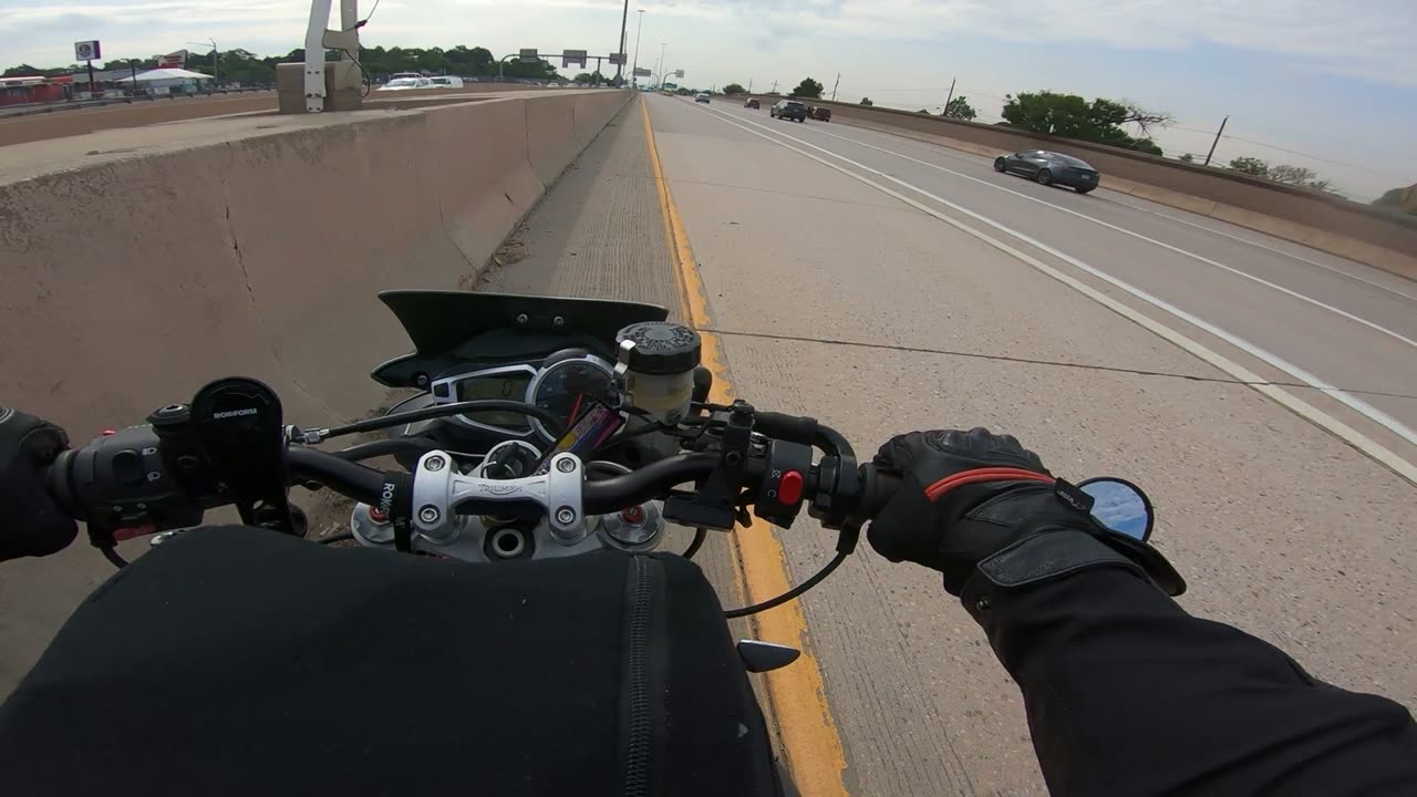 🏍️💨 Quick-Thinking Motorcyclist Narrowly Avoids Crash! 😱