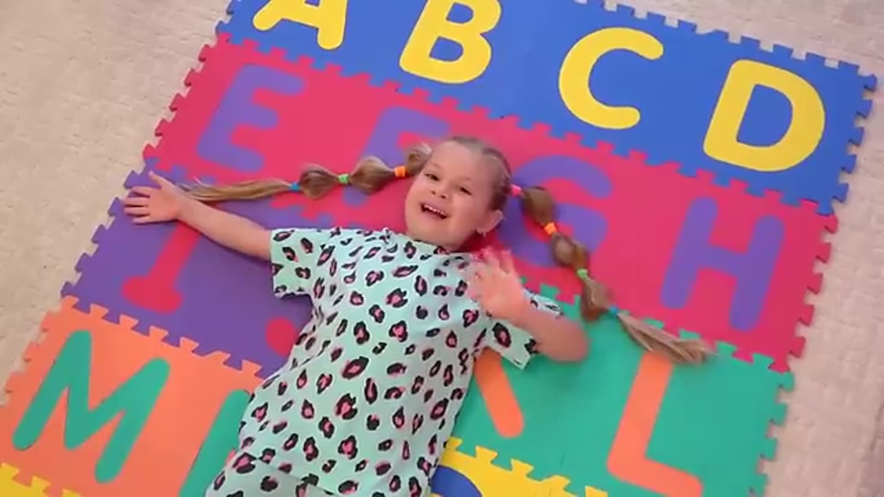 Roma and Diana learn the alphabet / ABC song
