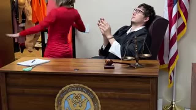 girlfriend helps inmate boyfriend escape by flirting