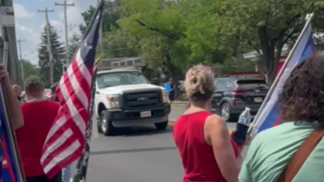 TRUMP FLASH MOB is up in Doylestown, PA to greet Gavin Newsom