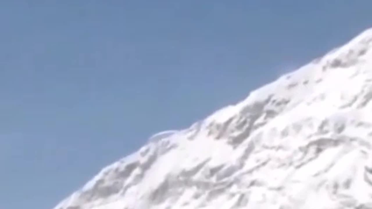 Tourists filmed a hovering UFO in the mountains!