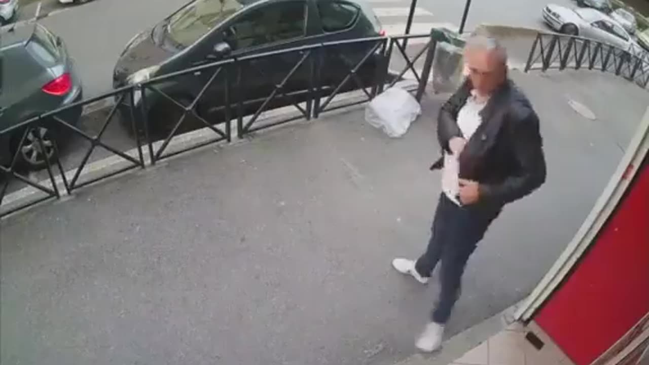 French man fights off 3 immigrants trying to rob him.