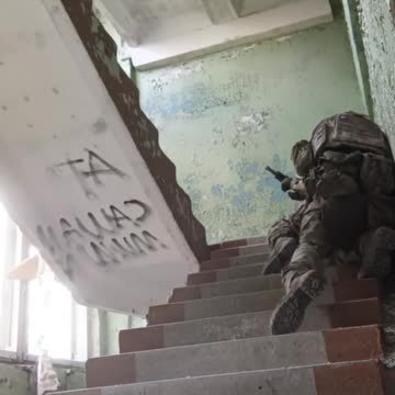 Quick thinking Russian trooper saves his squad from a UA grenade