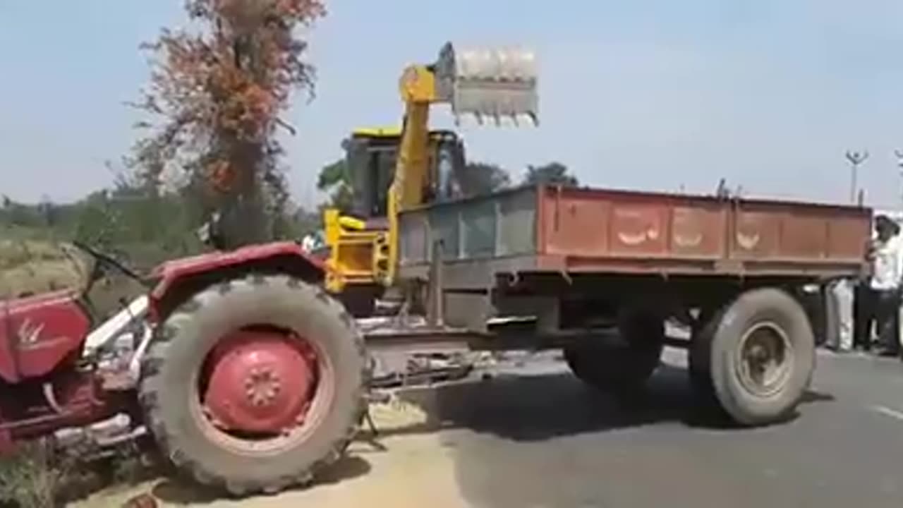 Bina driver ka tractor chal raha hai dekho