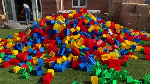 BUILDING A WORLD CUP STADIUM IN OUR GARDEN WITH 3000 BLOCKS....