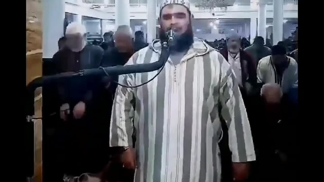 ماشاء الله قط يدخل المسجد ويصعد على كتف الإمام