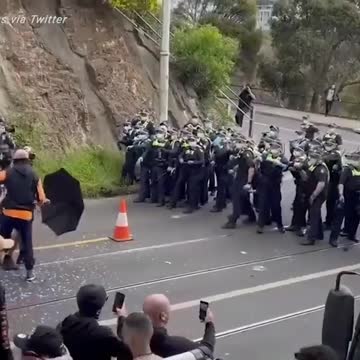 CIUDADANOS HARTOS SE ENFRENTAN A LOS POLICÍAS