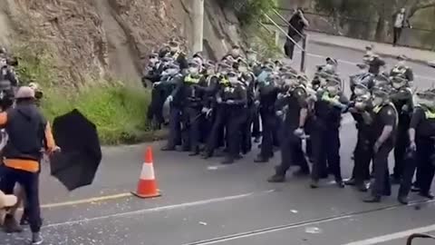CIUDADANOS HARTOS SE ENFRENTAN A LOS POLICÍAS