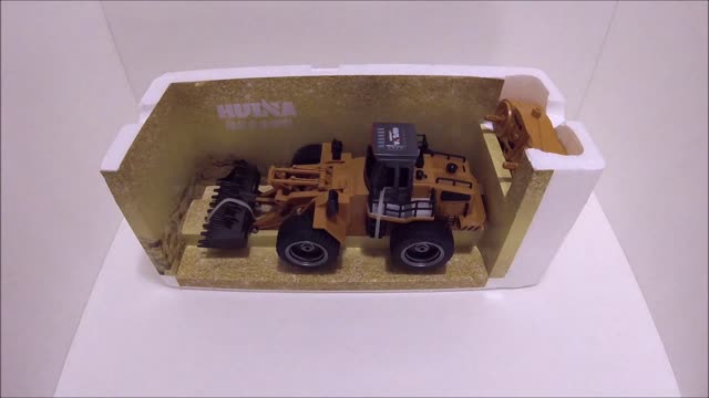 HuiNa Toys1520 Six Channel 1/14RC Metal Bulldozer Charging RC Car Review Unboxing