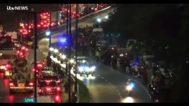 Extraordinary Scenes in London-tens of thousands of people line the A40 in London