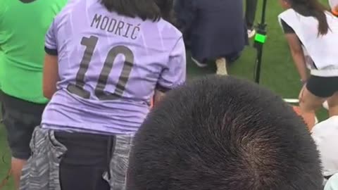 ⚠️Kolejne ujęcie analityka ESPN Shaki Hislopa 54 leżącego po omdleniu na boisku podczas