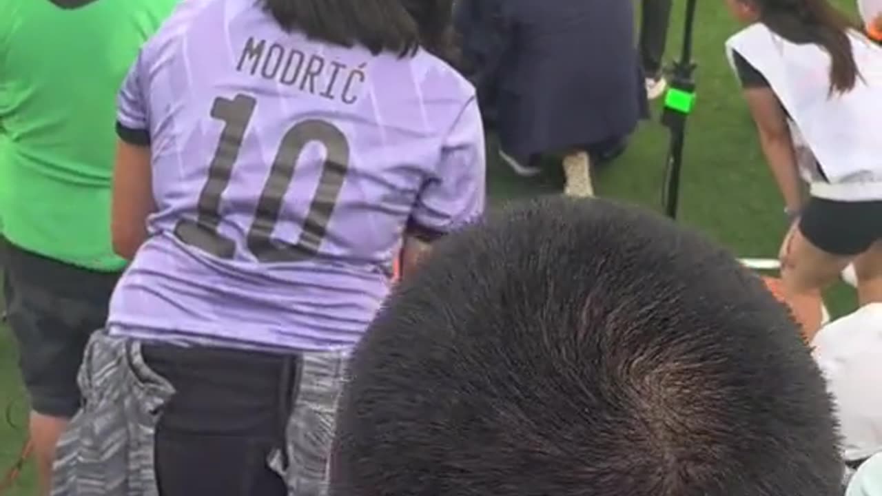 ⚠️Kolejne ujęcie analityka ESPN Shaki Hislopa 54 leżącego po omdleniu na boisku podczas