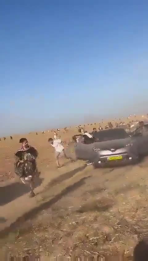 Israelenses fugindo em pânico quando o Hamas invadiu um festival de música.