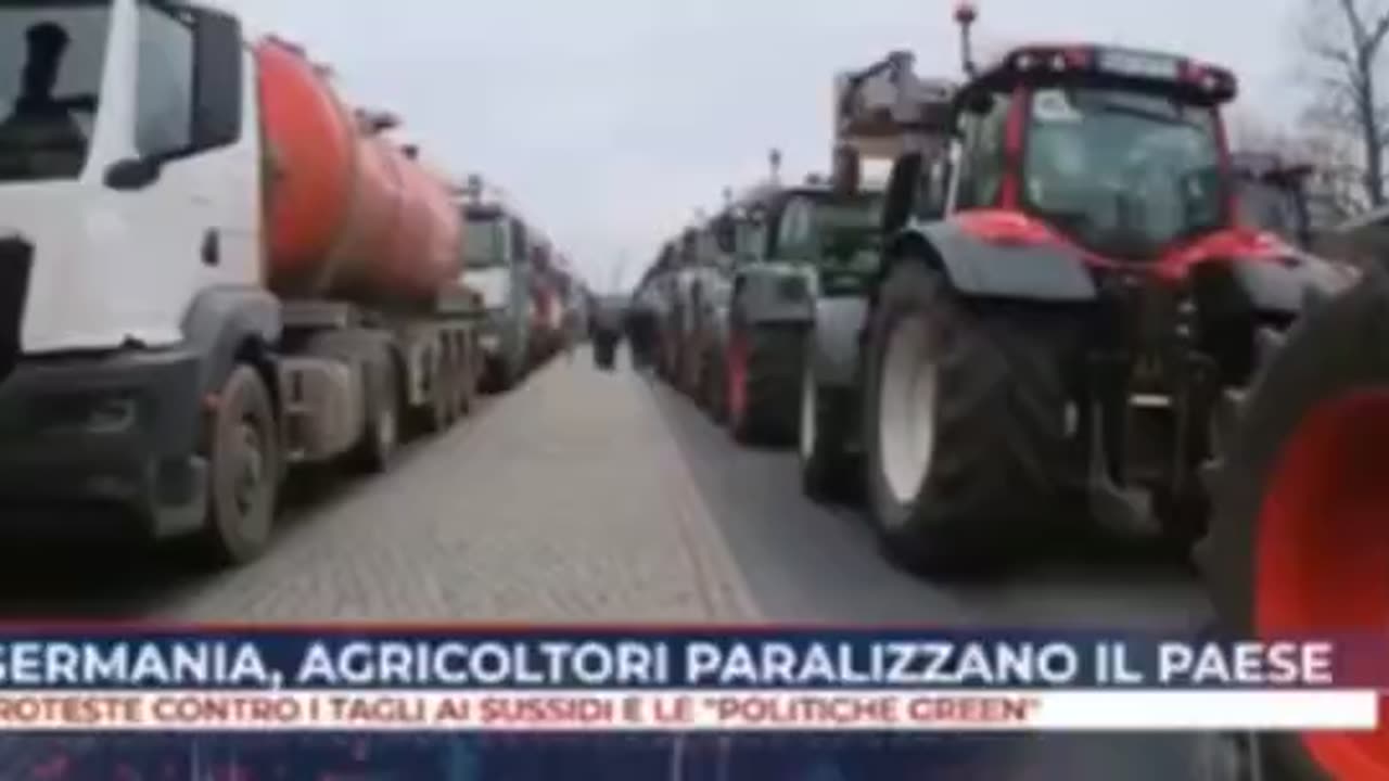 GERMANIA - Gli agricoltori bloccano il paese contro le “POLITICHE GREEN”.