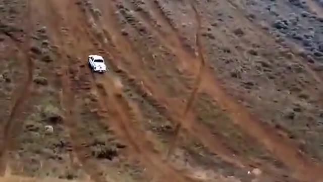 Conductor intenta subir una colina de 400 pies de altura con una camioneta pickup