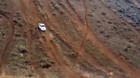 Conductor intenta subir una colina de 400 pies de altura con una camioneta pickup