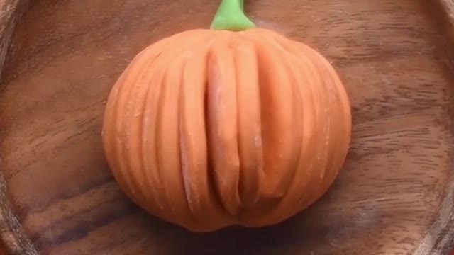 This pumpkin bread design is dough cute, you'll want to recreate it for fall 🎃 #bread