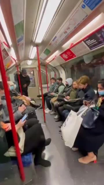 Locuras Covid 1: Un hombre tose en el metro