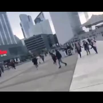 Pânico no shopping La Défense, em Paris.