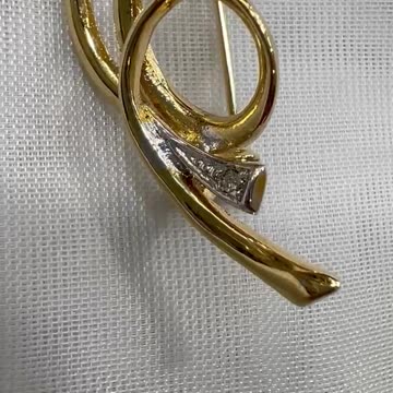 18KGP Gold Tone Flower Pin. Made with Swarovski Crystals. Rare Find Brooch.