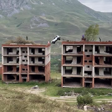 Hombre saltó de edificio en el auto