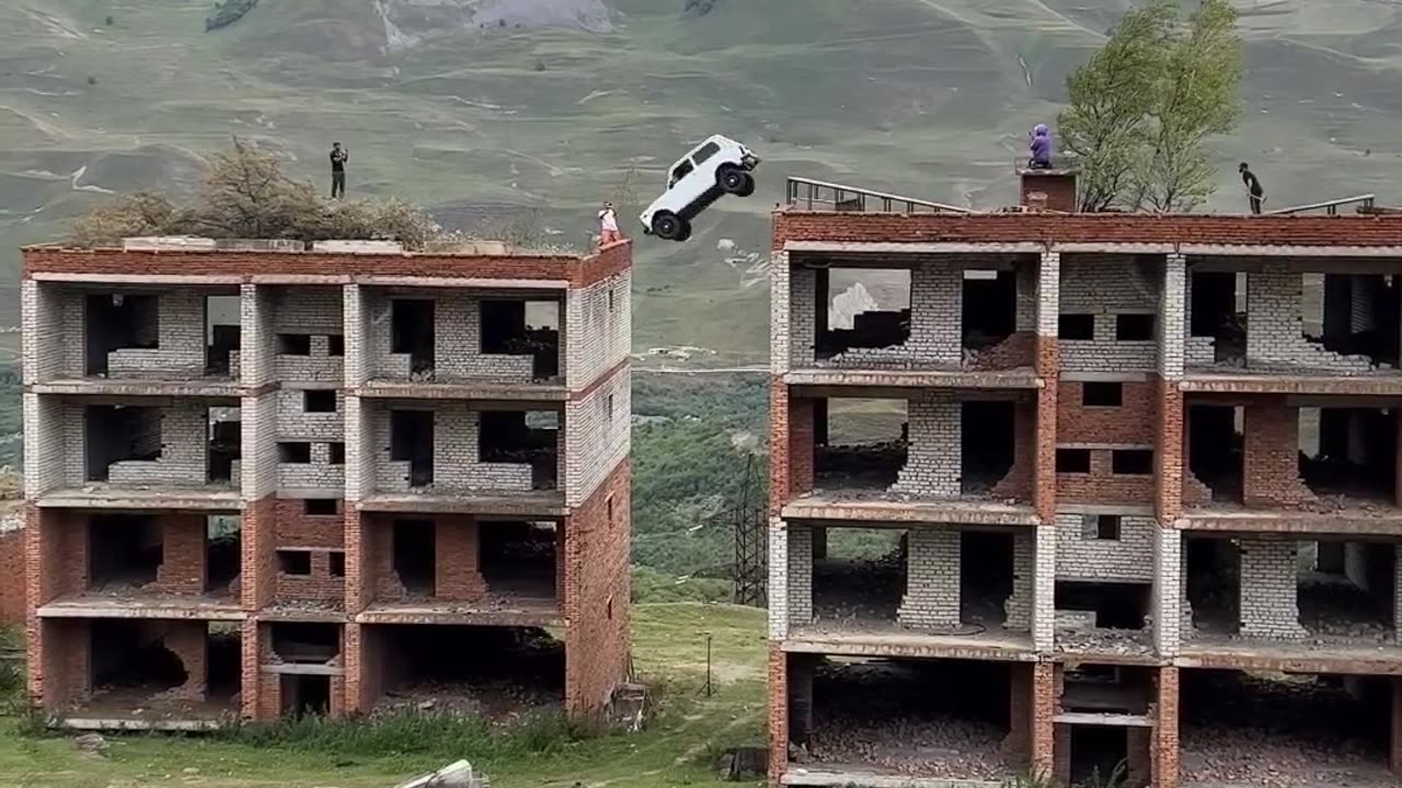 Hombre saltó de edificio en el auto
