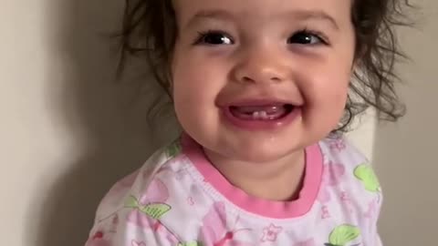 11 meses, 2 dentes, cabelo bagun?ado, e o melhor sorriso de bom dia do mundo ?? te amo Melissa!