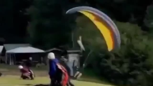 Man showing his best action while Paragliding😨🤐