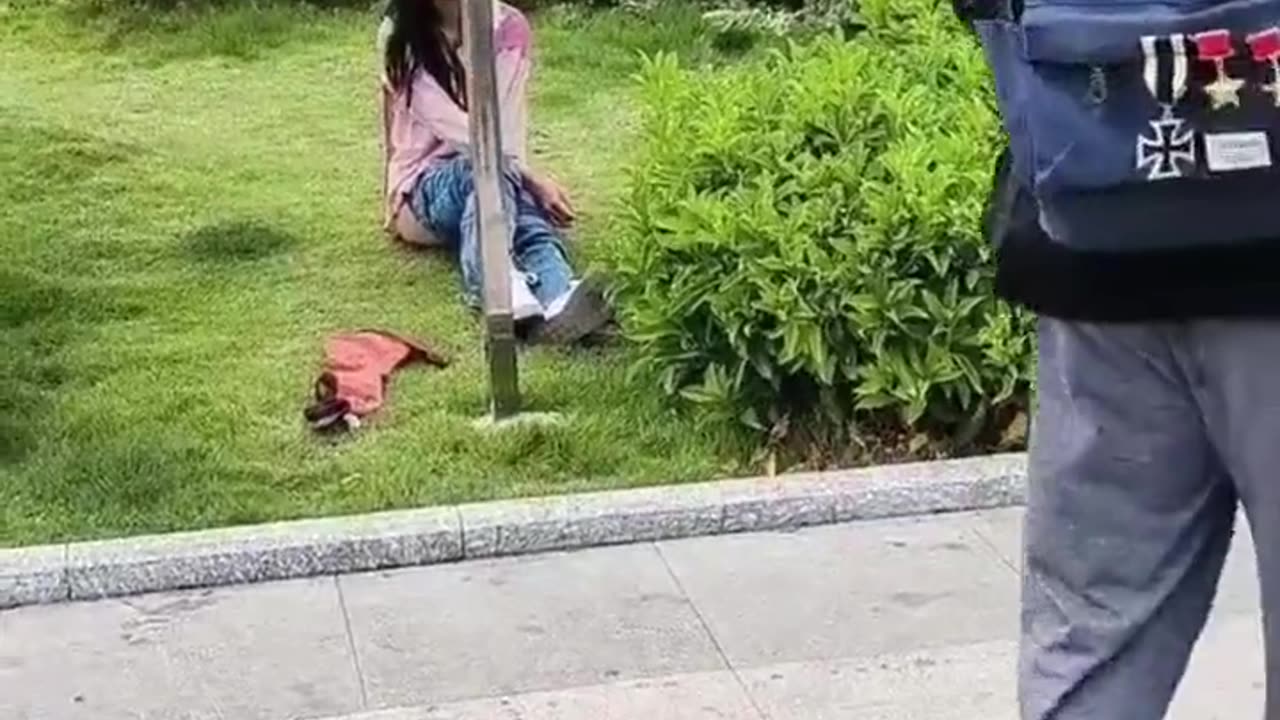 网传男子当街强奸(待证实) 初二女生!