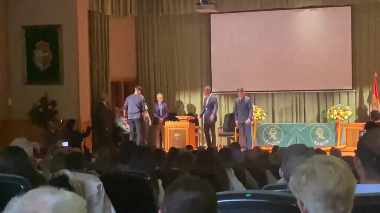 20240608自西班牙40个官方及民间组织共约350人与新中国联邦欧洲各农场代表20余名战友共襄盛会 #西班牙国民警卫队协会6周年庆 - 郝海东 发表演讲，并获得勋章和证书🎉