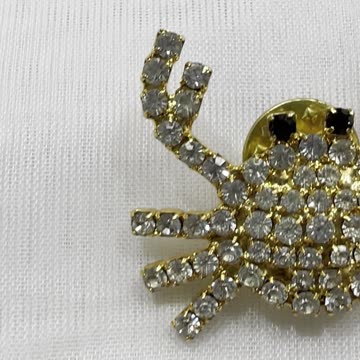 18KGP 1.25” Crab Tie Pin. Made with Swarovski Crystal. Party. Event. Rare Find