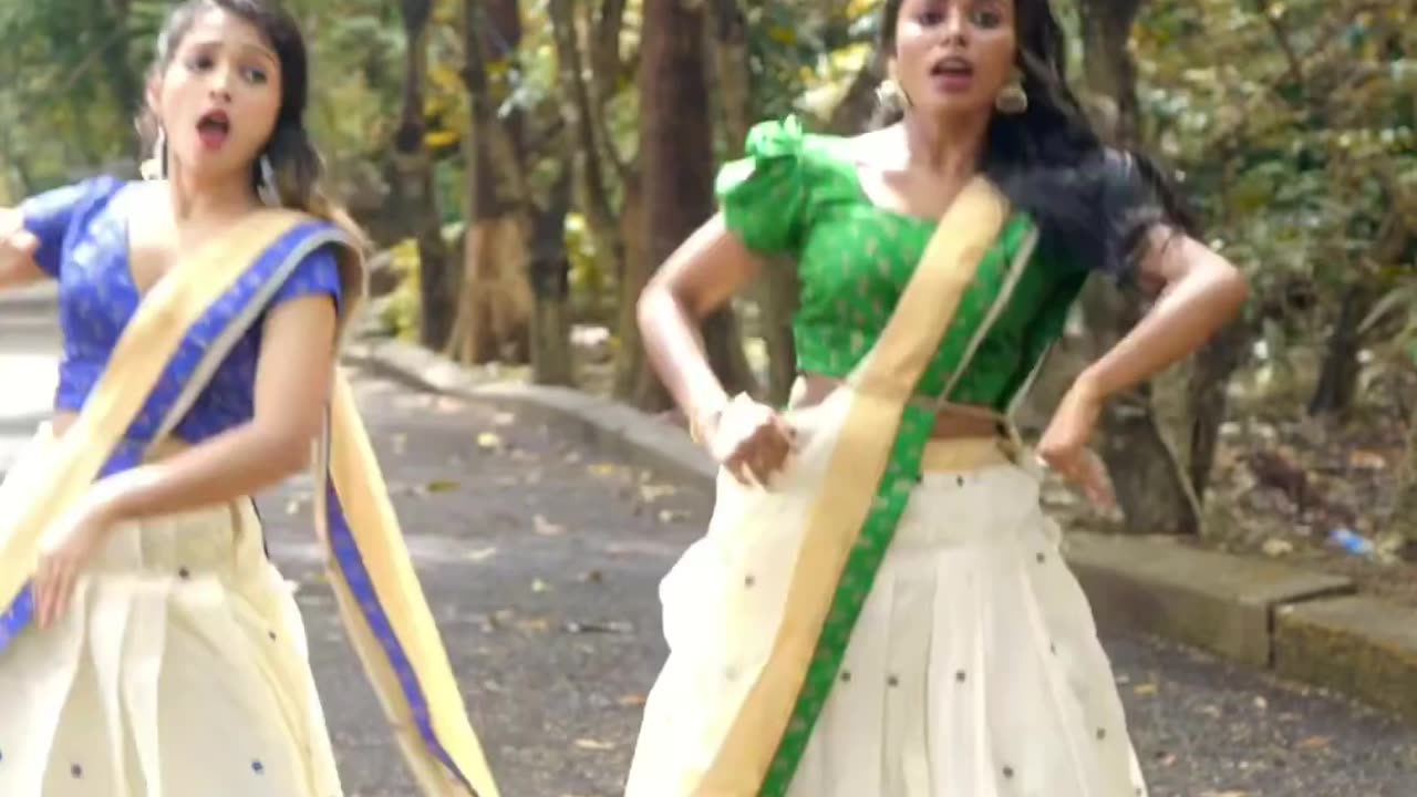 Dance With Saree Trending Video/TrendTracker #shorts #trend #Vairal #new