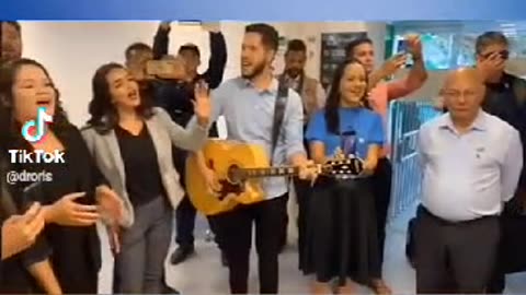 JOVENS FAZEM MÚSICA PARA BOLSONARO♥︎