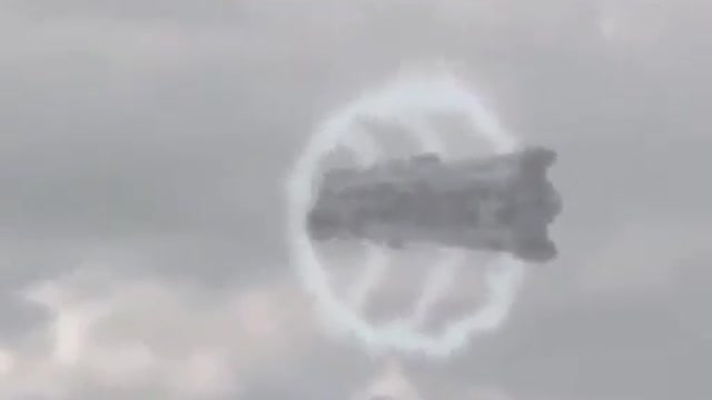 UFO ENTERS A THREE-DIMENSIONAL PORTAL CHECK THE VIDEO