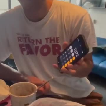 Quanto guadagna mediamente un cameriere nei Paesi Bassi DOCUMENTARIO 1872 euro netti al mese più le mance che sono obbligatorie si arriva a circa 2100 euro al mese,quindi circa 9,50 euro netti l'ora,468 a settimana escluse le mance