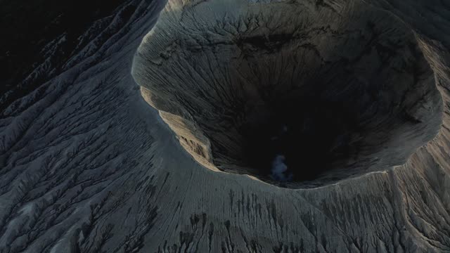 Drone captures lively Volcanic fumes from crater