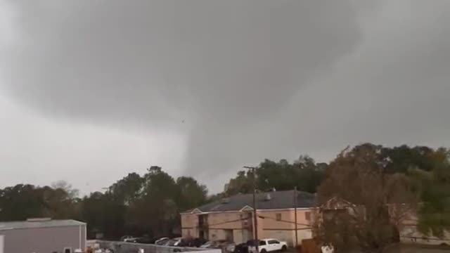 Large Tornado on the ground New Orleans Metro Dec 14, 2022