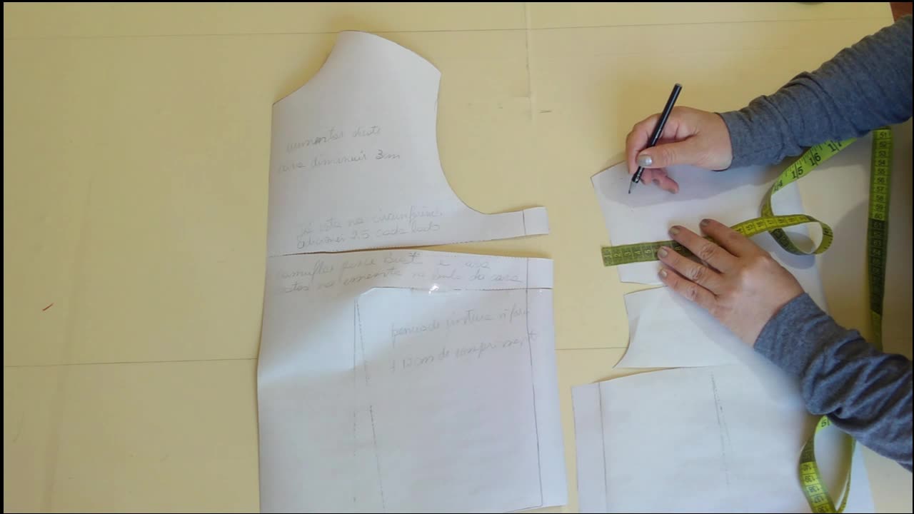 Como de um molde base, modelar uma blusa estilosa