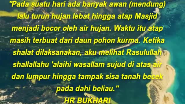 Pada suatu hari ada banyak awan (mendung) lalu turun hujan lebat hingga atap Masjid