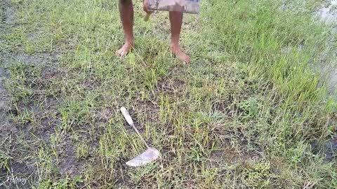 Amazing Hole Fish Trap- Smart Boy Build Fish Trap By Muddy soil ..