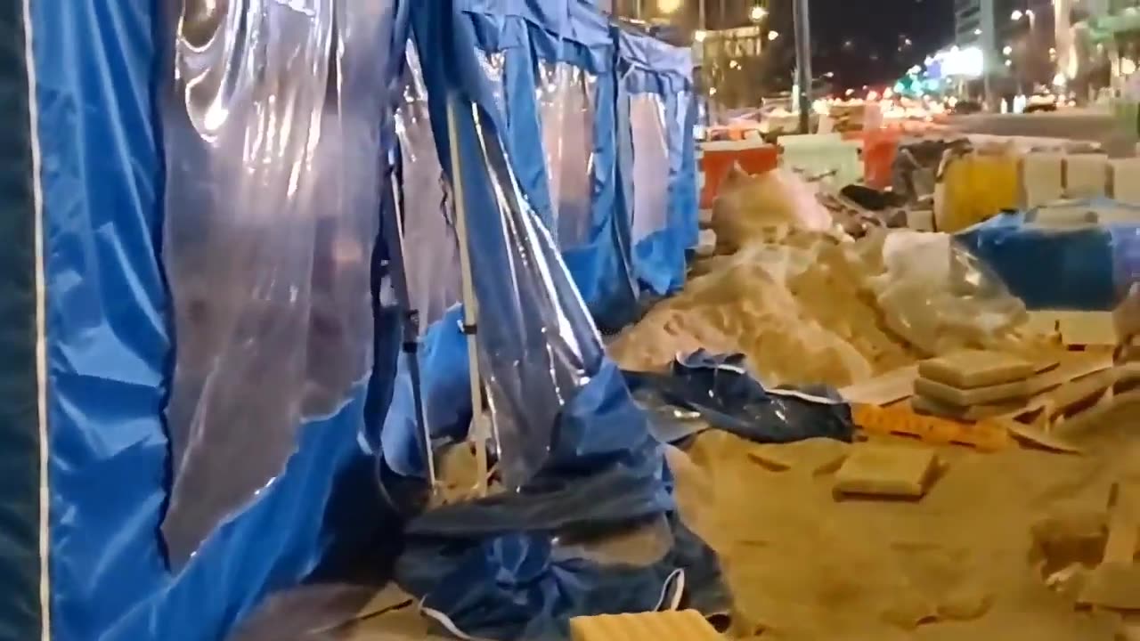 20201224_V3_S02(z1NlGTI_5SA)밤중 텐트에 왠 모닥불_ 공사장에 사람은 없고 텐트마다 모닥불이_ 서울시청 주변 공사장