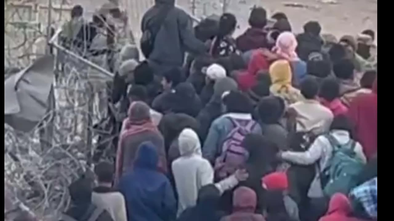 Texas Boarder Stormed by Illegal Aliens ! 👽