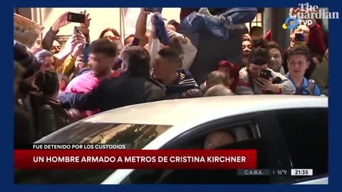 Man points gun at Argentinian vice-president Cristina Fernández de Kirchner