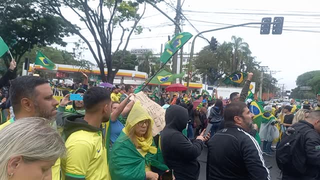 Viaduto tomado pela bandeira verde e amarela e patriotas cantam