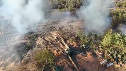 The Russian Ministry of Defence has announced the footage of Gyacinth-B 152-mm guns crews work.