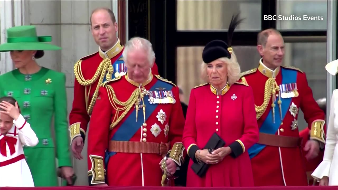 Royals gather on Palace balcony for fly-past