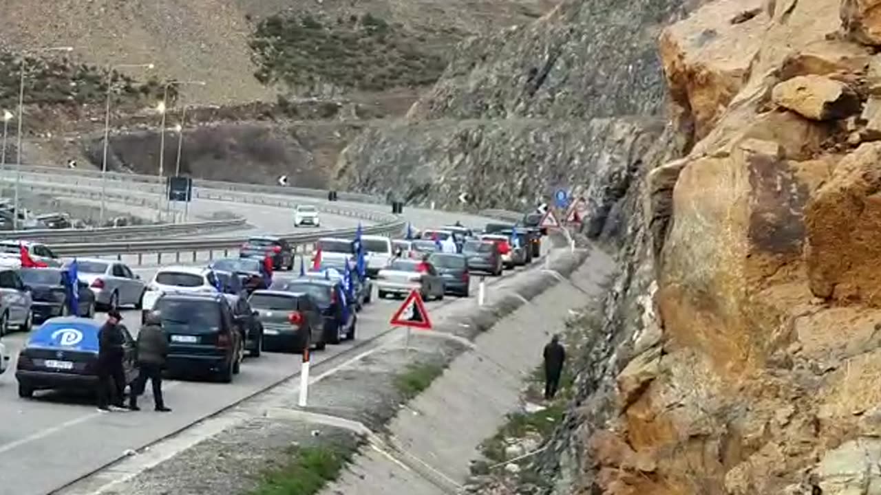 Takimi në Kukës, kryetari i PD-së, Sali Berisha pritet nga qindra simpatizantë në rrugën e Kombit
