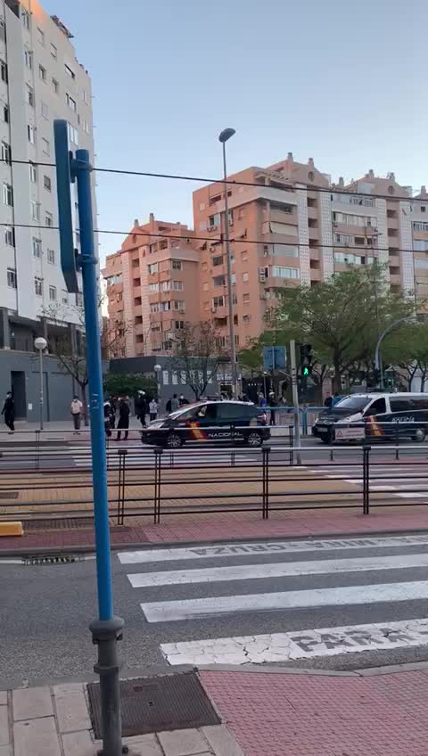 "No se puede ir con bandera de España ni en coche ni en mano por calle en Madrid. Manda cojones"