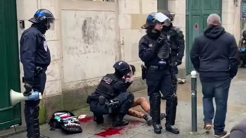 Rennes, Francia. Manifestante picchiato a sangue da polizia, legato come fosse prigioniero di guerra