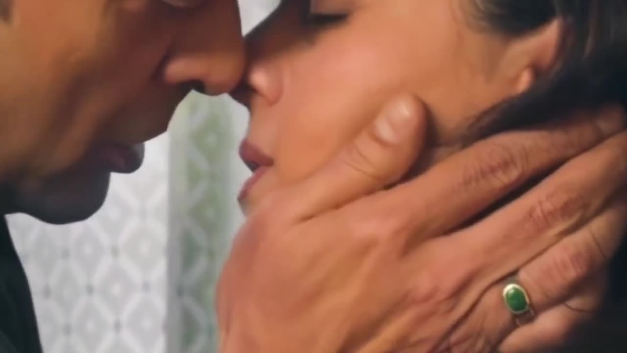 kajol devgan kissing scene #kajoldevgan #kajol #shahrukhkhan